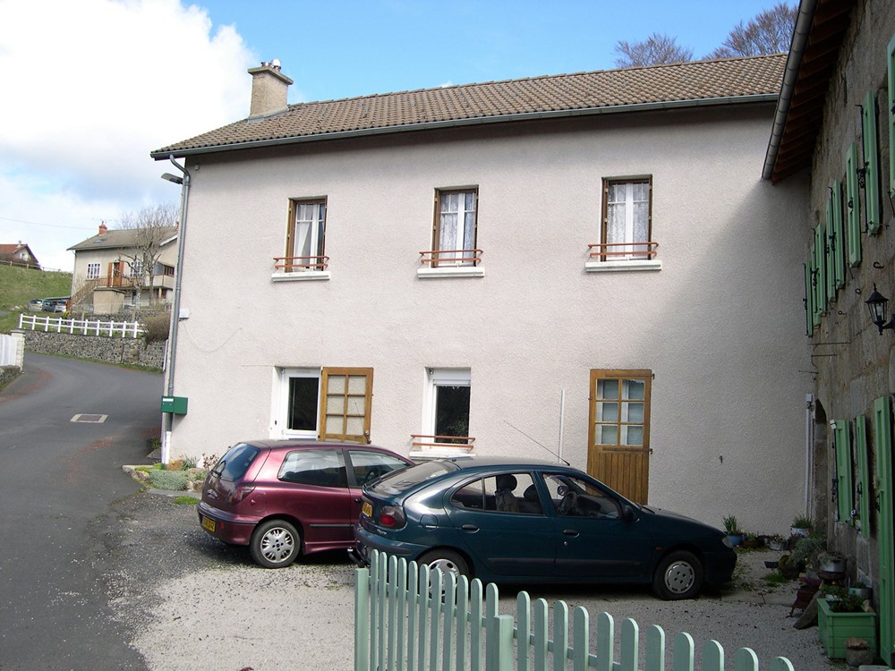 Maison de village Le Mazet St Voy 2 appartements. Centre village. Proximité immédiate commerces.